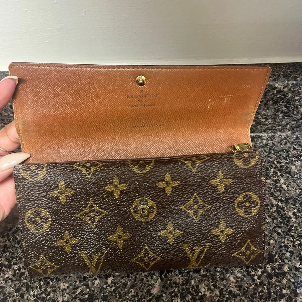SOLD-Louis Vuitton Vintage Sarah Wallet - Picture 4 of 7